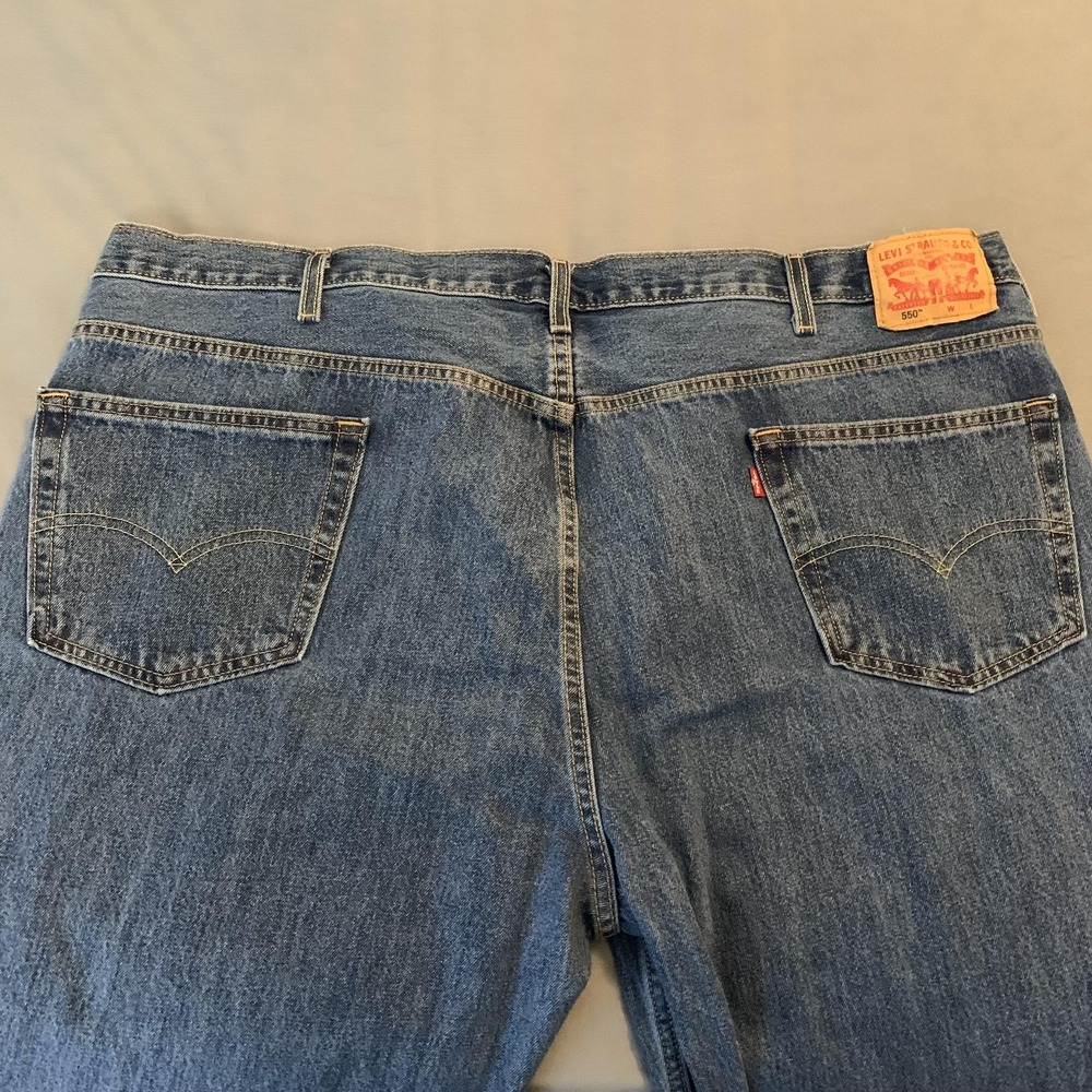 Levis 550 Relaxed Fit Tapered Jeans Mens 52x30 Blue Medium Wash Denim Pants - Picture 10 of 12